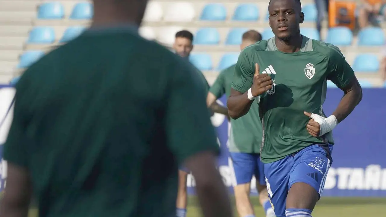 Doué, durante un calentamiento sobre el terreno de juego de El Toralín.