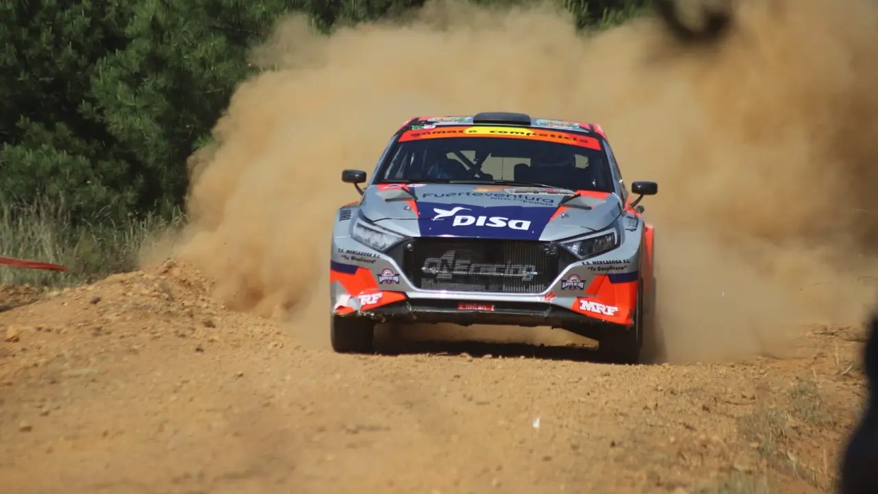 Gil Membrado impone su ley en el Rally Reino de León. El líder del Campeonato de España de Rally de Tierra se impone con autoridad en una prueba que dominó de principio a fin, relegando a Raúl Hernández al segundo puesto y con la retirada de Villanueva. Fotos: Isaac Llamazares