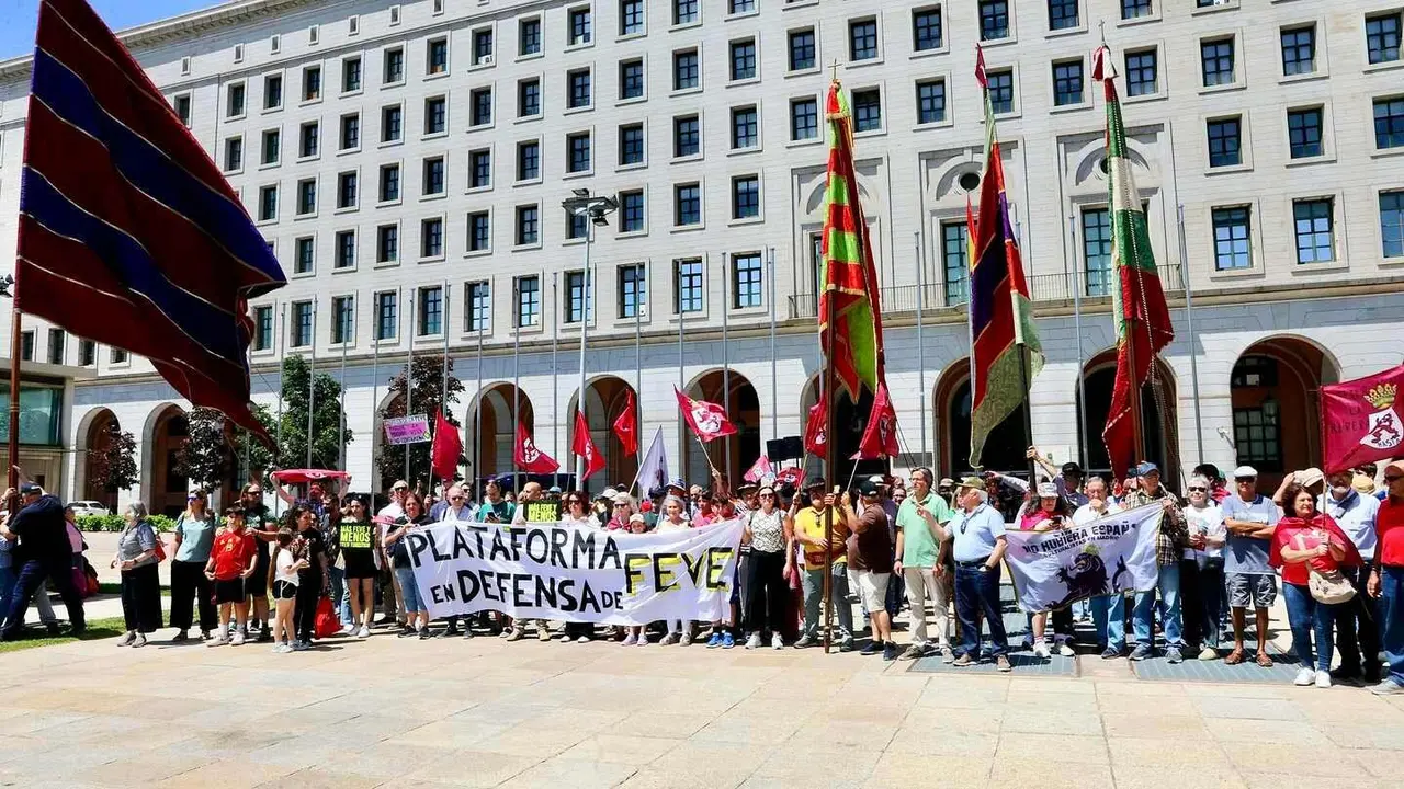 La Plataforma en Defensa de Feve de León organizó una concentración frente a la sede del Ministerio de Transportes y Movilidad bajo el lema ‘En defensa de la Feve’.