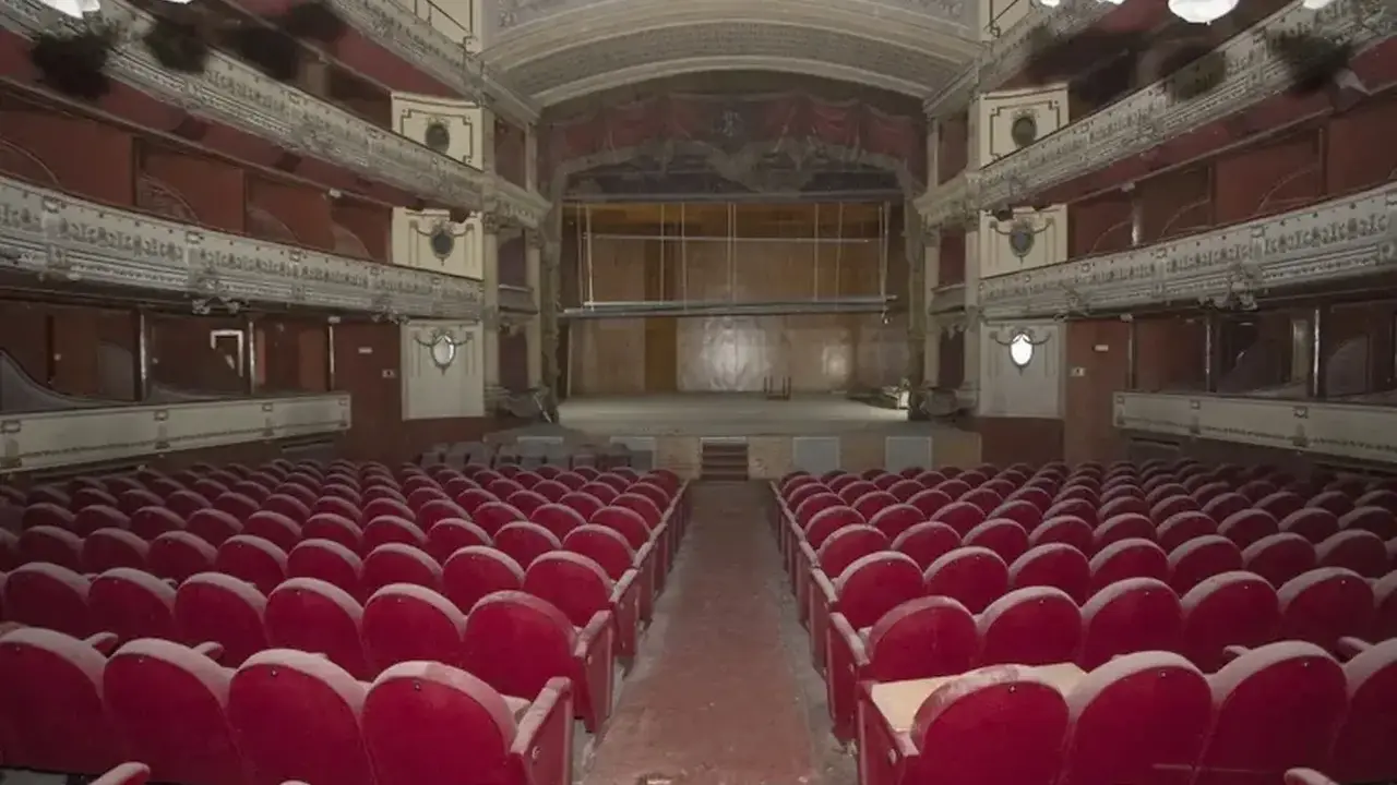 Imagen del interior del Teatro Emperador en estado de abandono.