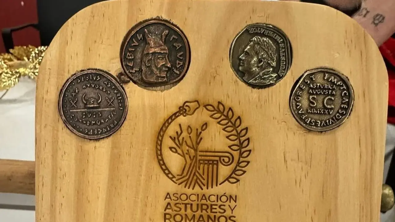La celebración de Astures y Romanos de Astorga calienta motores con la presentación de las monedas oficiales de este año de ambos bandos. / A. ASTURES Y ROMANOS