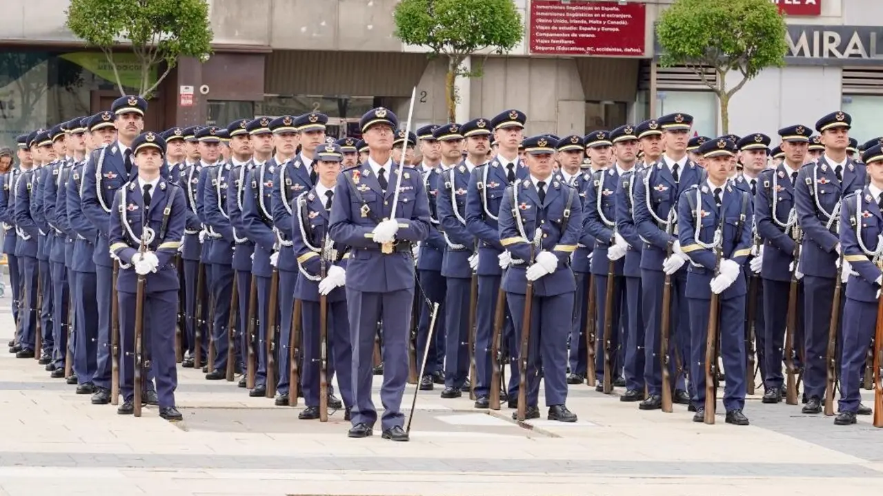 Alumnos de la Escuela Básica del Aire de León durante un acto castrense. / CAMPILLO
