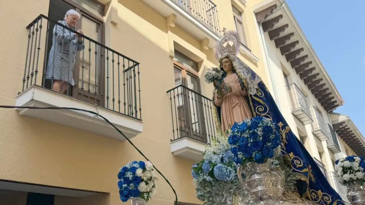 La imagen de la Virgen de la Alegría ha recorrido las calles cercanas a la capilla de Santa Nonia, acompañada por el sonido de la dulzaina y el tamboril. Fotos: Isaac Llamazares | Obispado