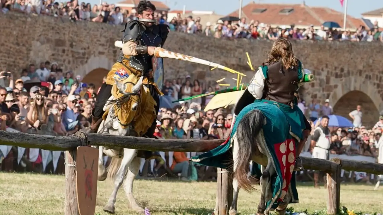591 años después, Hospital de Órbigo se transforma en un vibrante escenario medieval donde miles de visitantes, la fábrica láctea Mondélez y el recuerdo de Leonor de Tovar se entrelazan en unas Justas declaradas de Interés Turístico Regional. Foto: Campillo