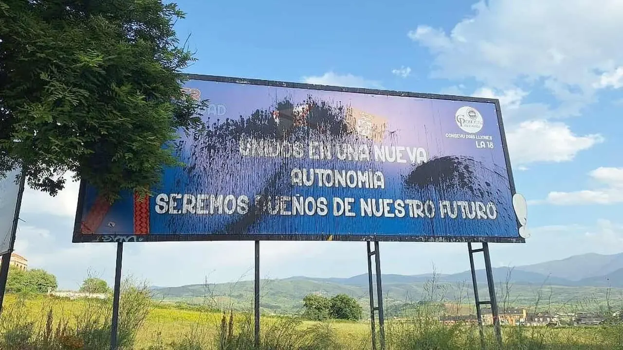 Imagen de los daños provocados en una de las vallas.