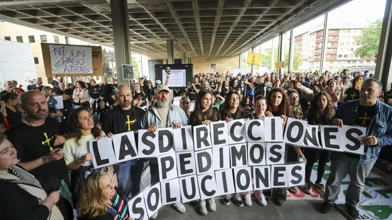La dimisión en bloque de un centenar de directores colapsa la educación asturiana.