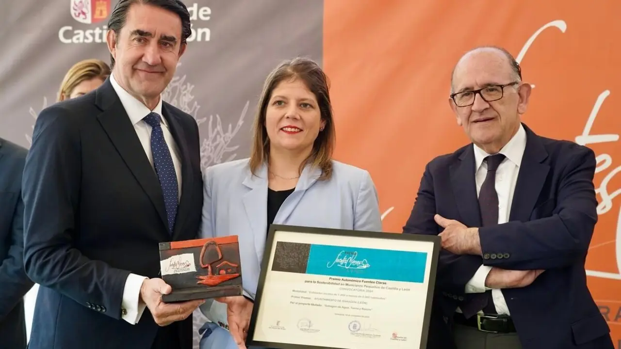 El consejero de Medio Ambiente, Vivienda y Ordenación del Territorio, Juan Carlos Suárez-Quiñones, entrega los premios Fuentes Claras.