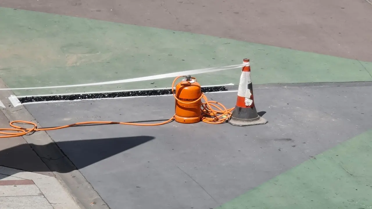 Las brigadas de Obras del Ayuntamiento de León actúan de nuevo en esta zona peatonal, afectada de forma recurrente por el paso de vehículos de servicio y el efecto climatológico.