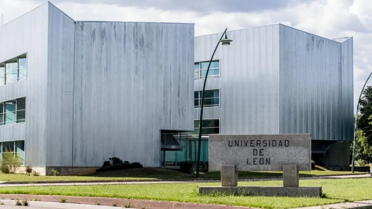 Imagen del acceso al Campus de la Universidad de León.