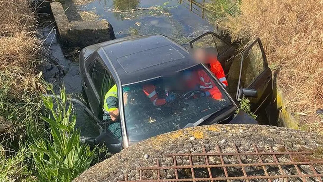 Efectivos de la Guardia Civil y sanitarios atienden a la mujer en el interior del vehículo tras el accidente.