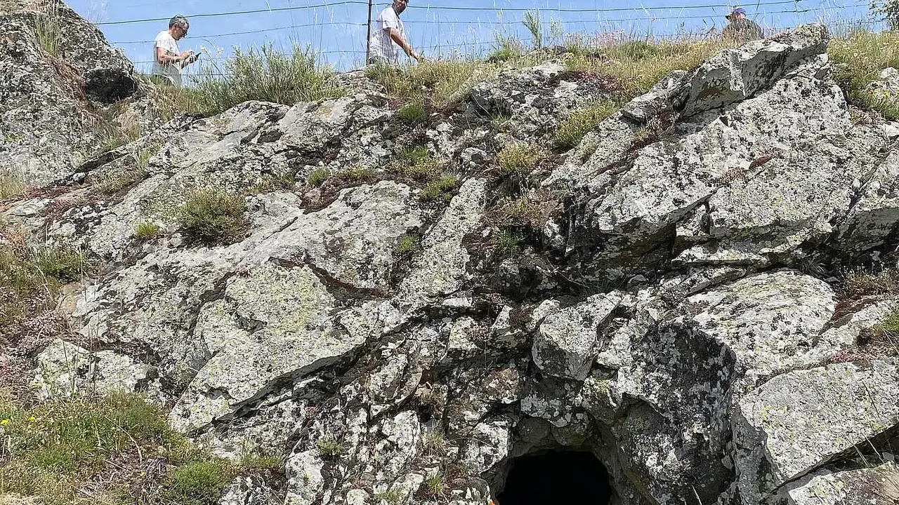Trincheras en la localidad de Villamanín de la Tercia.