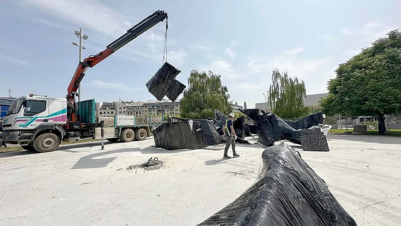 Llegan las primeras piezas del león gigante, el mayor juego infantil del mundo con forma de felino, que será emblema lúdico y urbano de la capital leonesa. Fotos: Ayto León