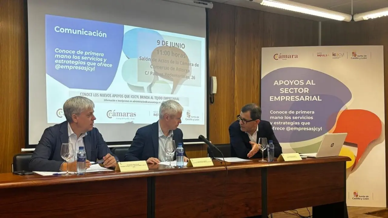 La Junta presenta al empresariado de Astorga las líneas de ayuda para impulsar, innovar y modernizar el sector empresarial.