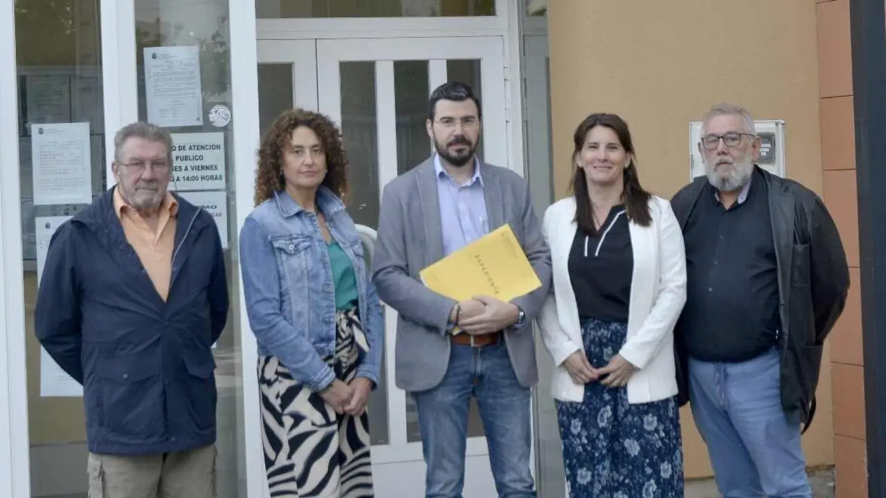 El grupo popular municipal en Santovenia, a las puertas del consistorio.