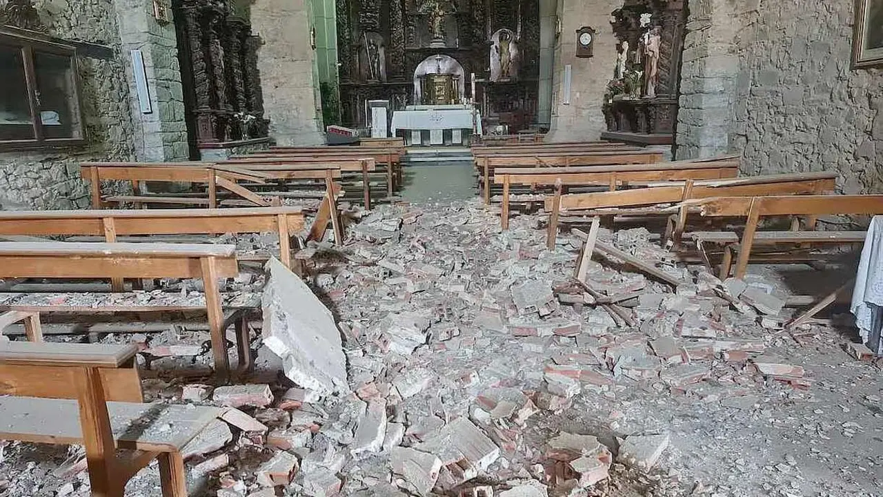 Imagen de los daños ocasionados tras ceder parte de la techumbre.