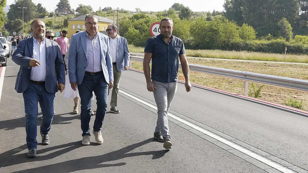 El presidente de la Diputación de León, Gerardo Álvarez Courel (I), junto a los vicepresidentes Roberto Aller (C),  y Luis Alberto Arias (D), durante la recepción de las obras de la carretera Cacabelos-Arganza (LE-5246)