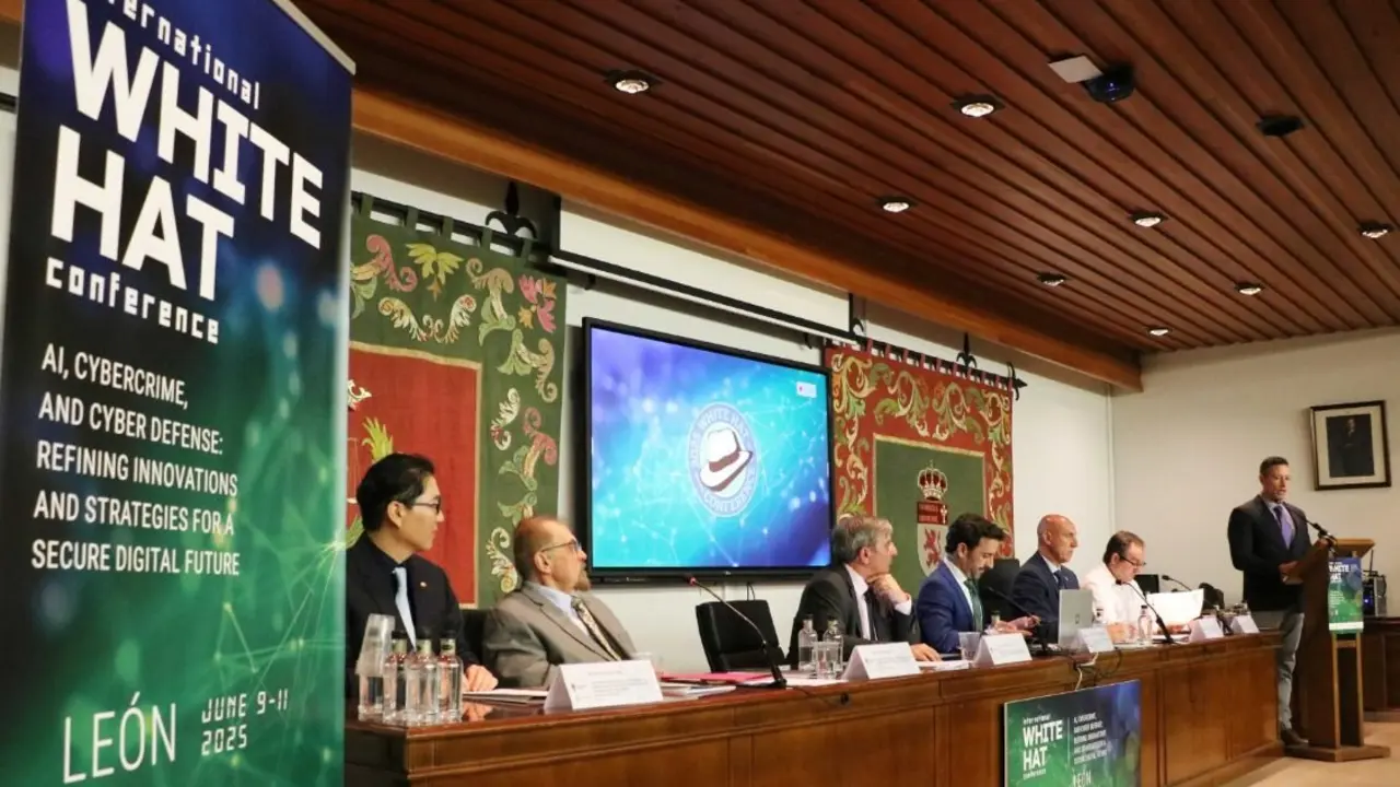 La Facultad de Derecho acoge la sexta edición de la ‘White Hat Conference’ impulsada por la Boston University que reúne a hackers de sombrero blanco procedentes de más de 40 países para abordar las amenazas digitales. Foto: Campillo | Universidad de León