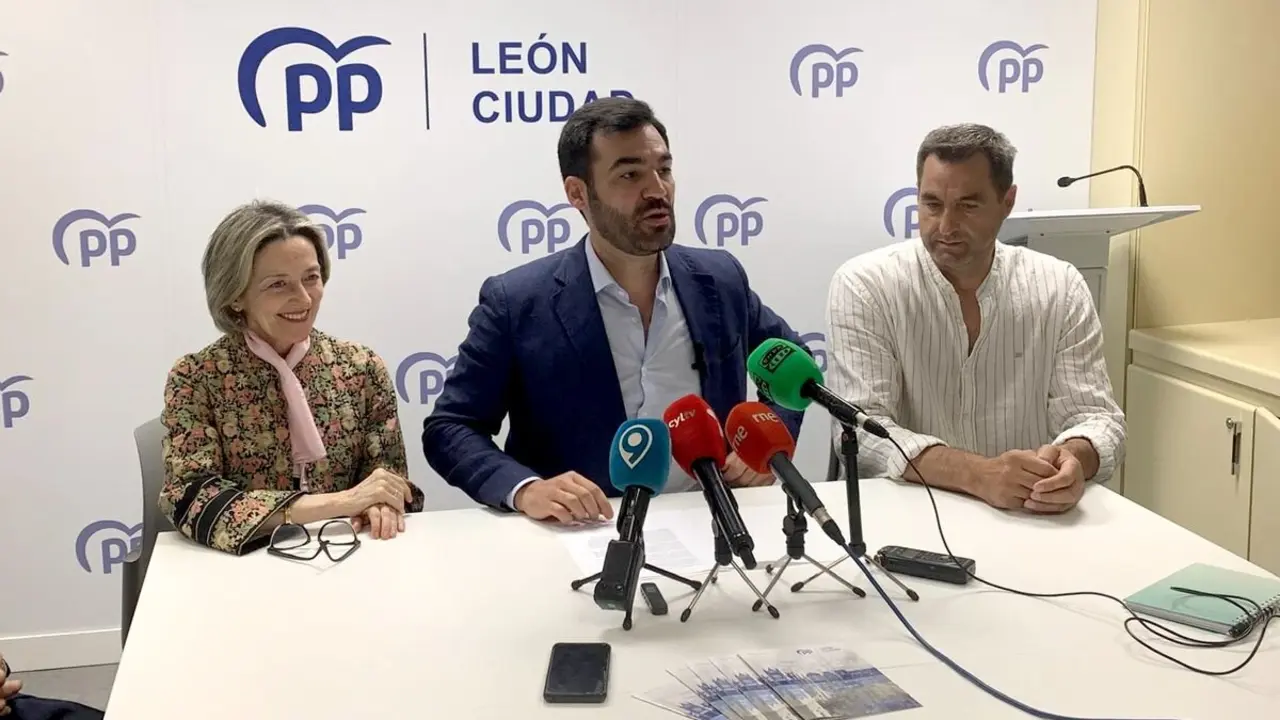 El portavoz del PP de León, David Fernández, en la rueda de prensa de este martes.