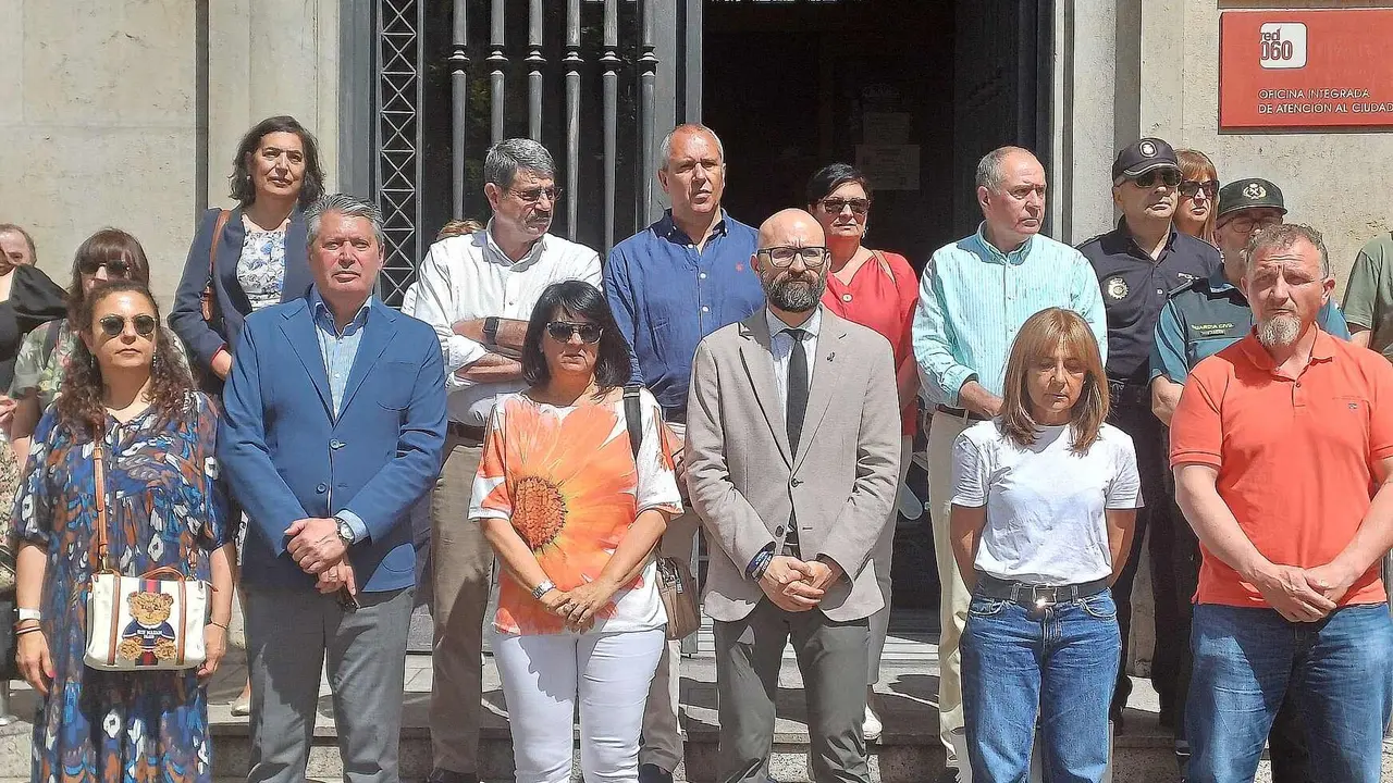 Un instante del minuto de silencio guardado ante la Subdelegación del Gobierno.