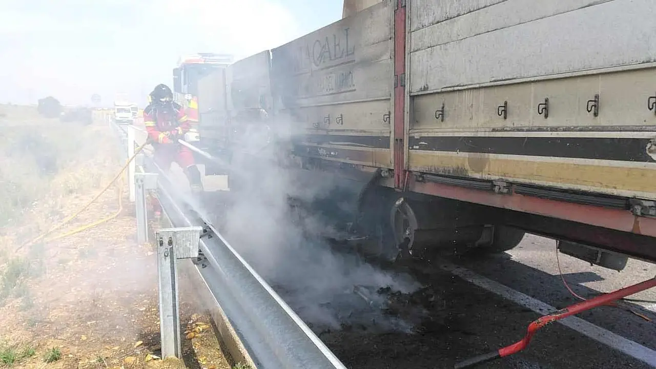 Efectivos del Sepeis sofocan el incendio declarado en el remolque del vehículo pesado.