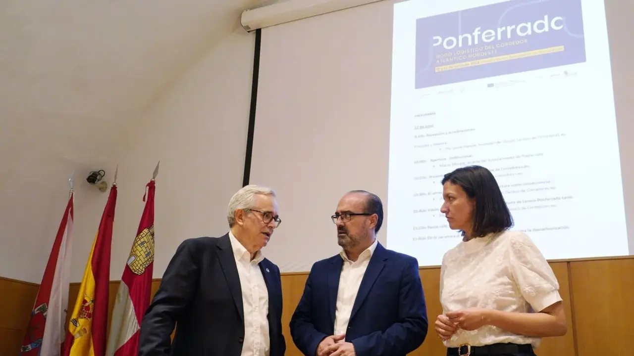 El alcalde de Ponferrada, Marco Morala (C), junto a la concejala de Presidencia y Fondos Europeos, Lidia Coca, y el miembro del grupo técnico de Corredores.eu, Pio Javier Ramón (I), durante la presentación del foro ‘Ponferrada, nodo logístico del Corredor Atlántico Noroeste’