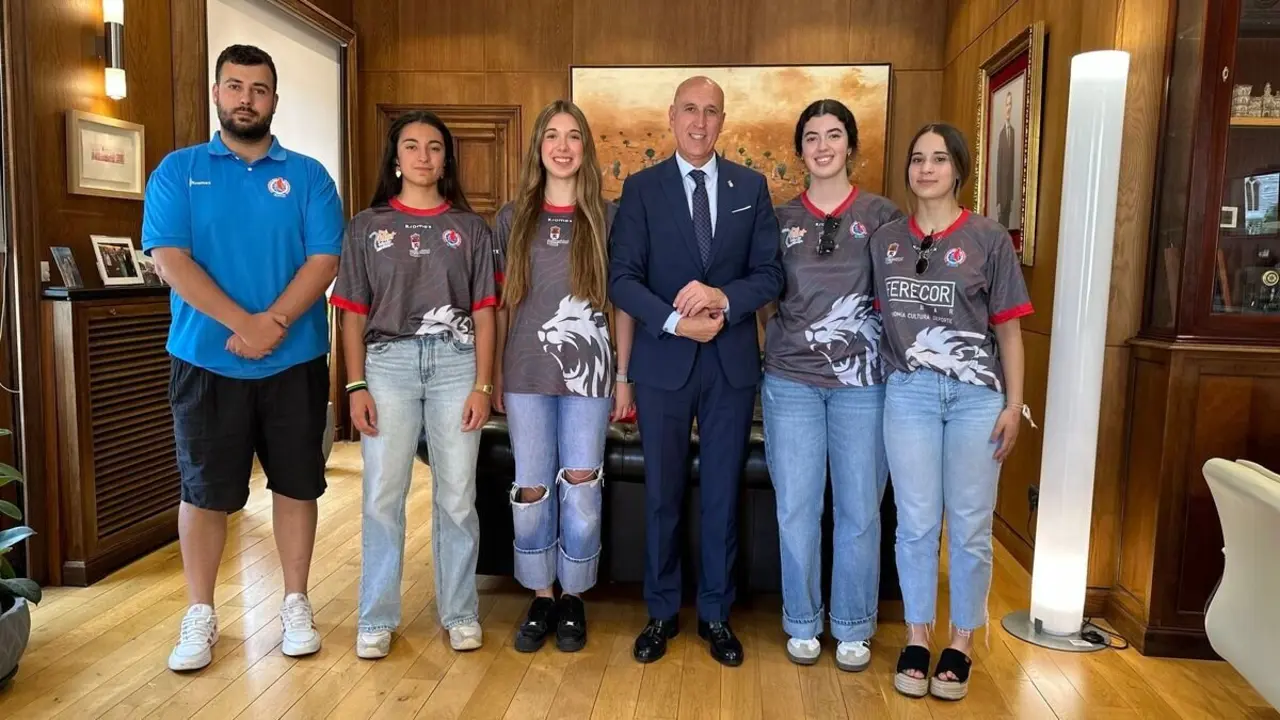 El alcalde de León recibe a las jugadoras del equipo 3x3 de BFL, clasificadas para el Campeonato de España