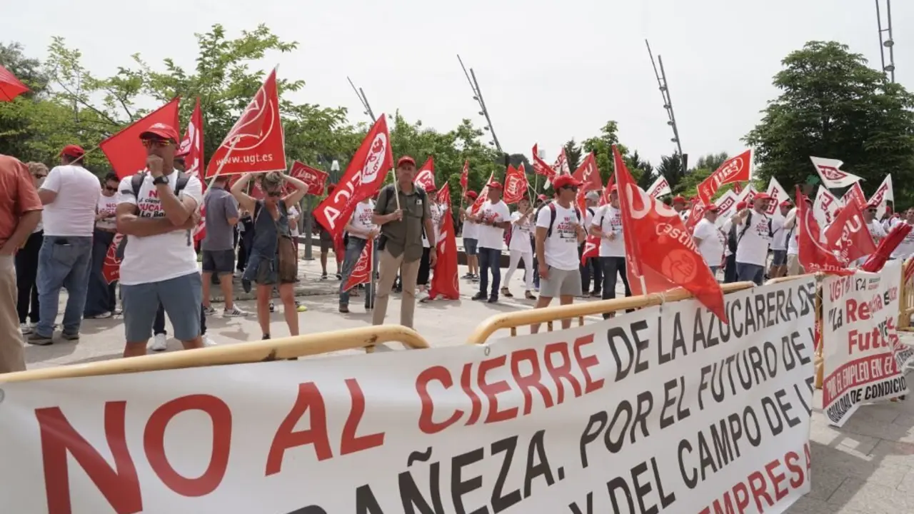Los trabajadores afectados por el cierre de la planta de Azucarera de La Bañeza se concentran a las puertas de la fábrica. Foto: Campillo.