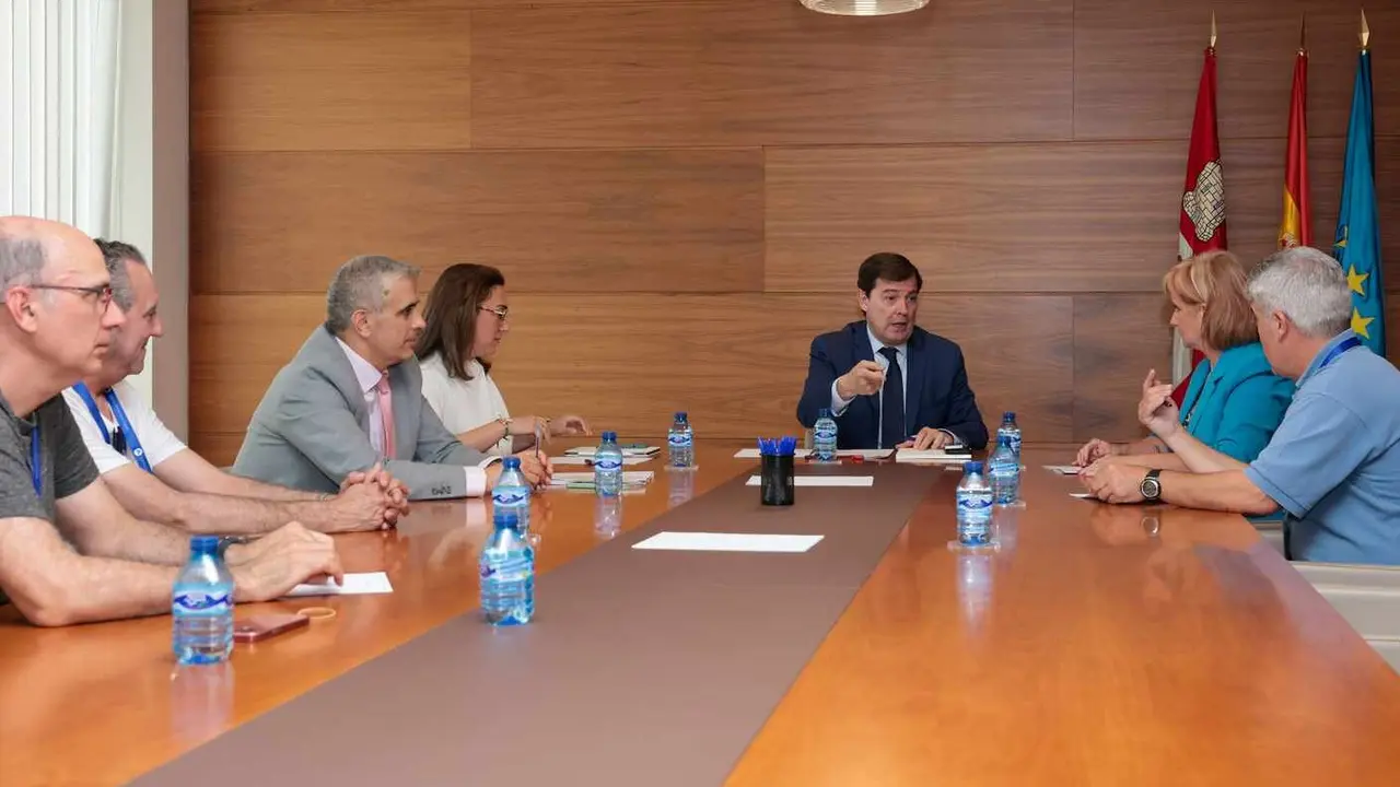 El presidente de la Junta se reúne con los trabajadores de Azucarera de La Bañeza.