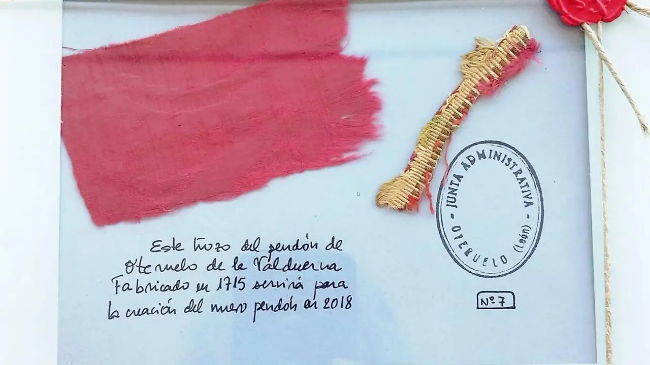 Cuadro con el trozo del pendón de 1715 de Oteruelo de la Valduerna