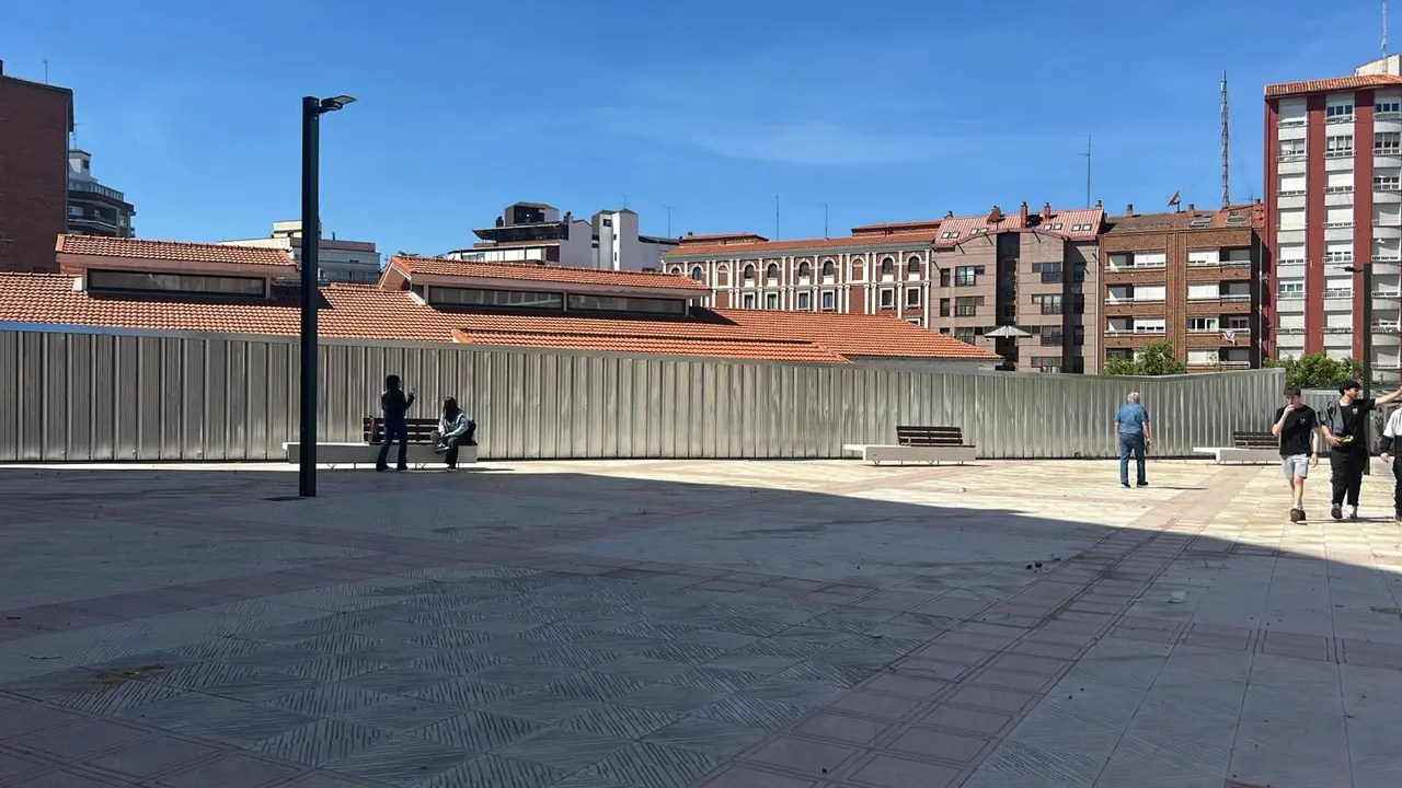 El 'triángulo' de Federico Echavarría, en la trasera del Espacio Vias de la capital leonesa. / UPL