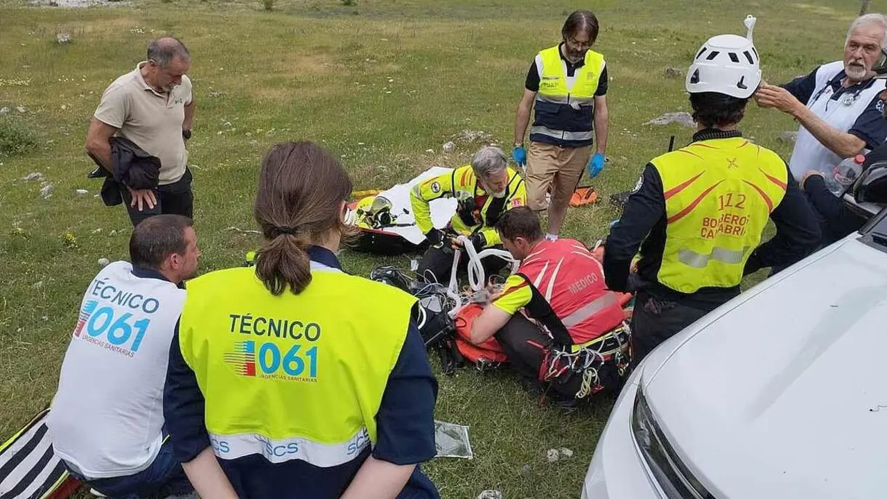 Efectivos de Emergencias auxilian al senderista. Foto: 112 Cantabria
