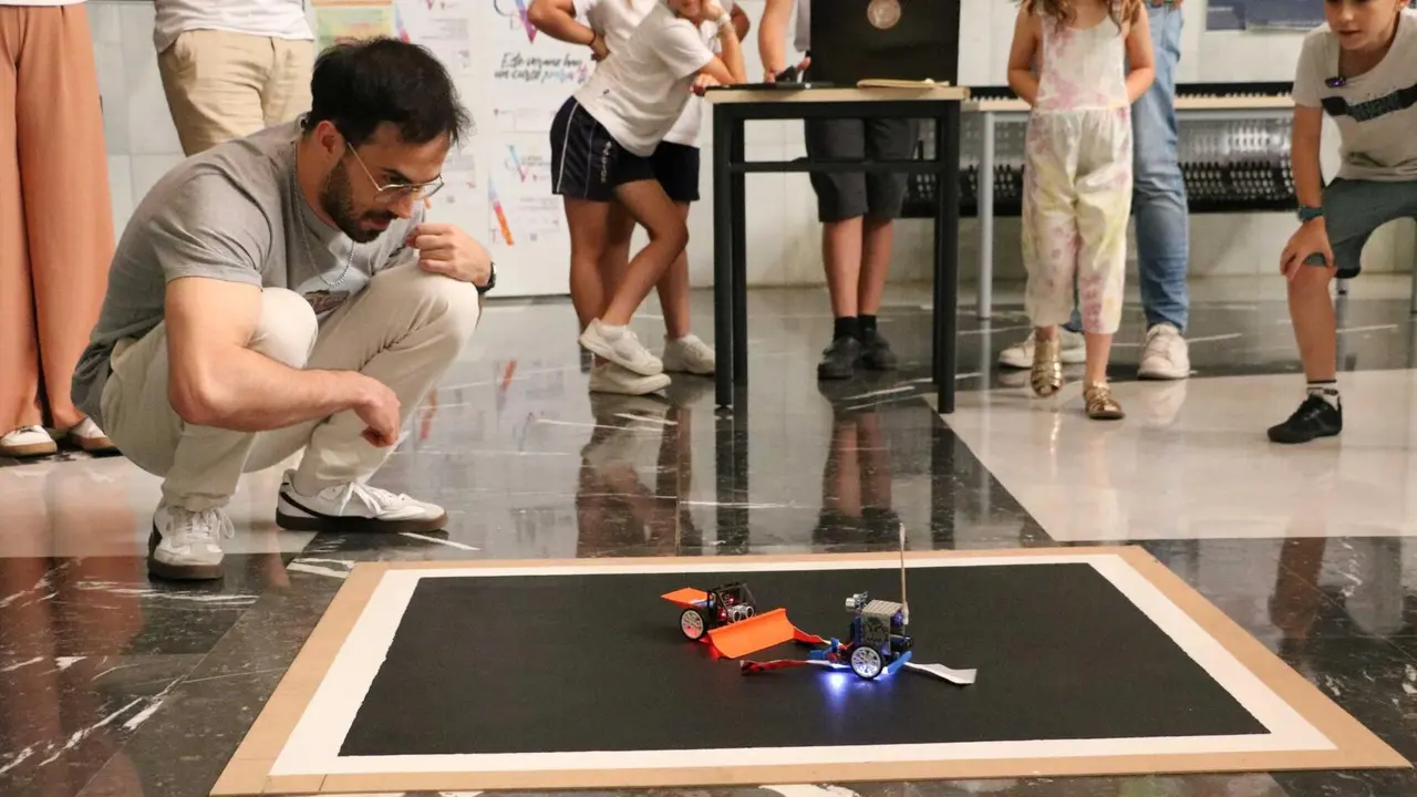 Competición de robots de 'minisumo' en la Universidad de León