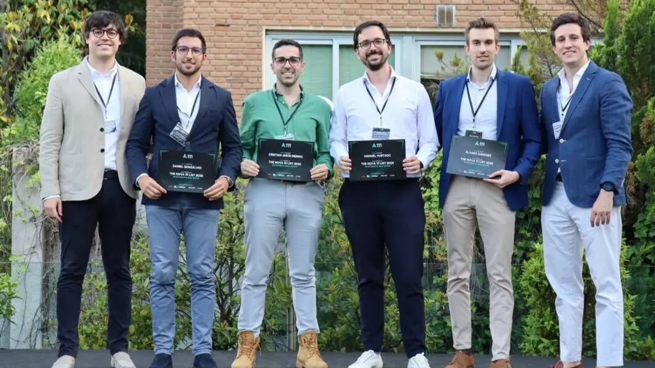 Álvaro Sánchez (2D), graduado en Ingeniería Aeroespacial por la ULE, seleccionado por la prestigiosa lista 'Nova 111'