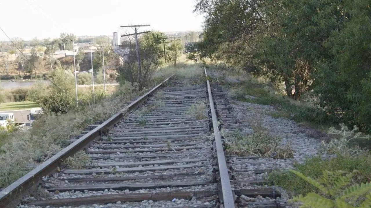 Imagen de la línea, hoy abandonada y pendiente de recuperación.