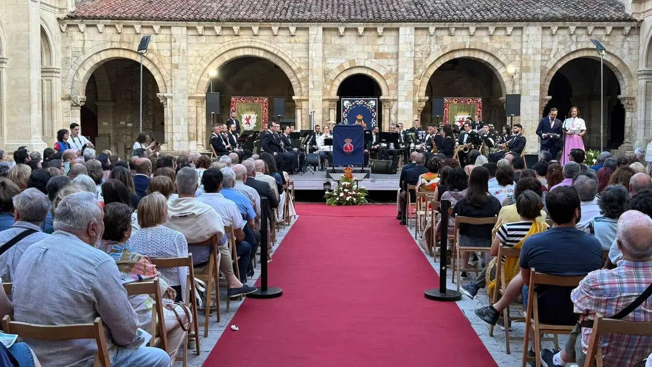 La Unidad de Música de la Academia Básica del Aire y del Espacio ofrece un concierto en el Claustro de San Isidoro, donde en 1188 se celebraron las primeras Cortes con representación popular. Fotos: Diputación