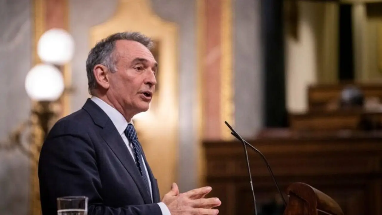 Enrique Santiago acude a las protestas para apoyar a las plantillas de Azucarera y Teleperformance.