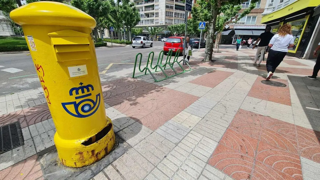 De los 67 buzones instalados en la ciudad, muchos presentan un grave deterioro por la corrosión, lo que los hace prácticamente inservibles para los usuarios.