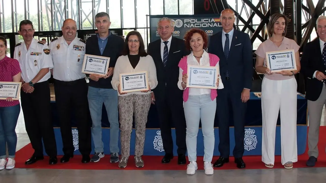 El delegado del Gobierno en Castilla y León, Nicanor Sen, el alcalde José Antonio Díez y el jefe Superior de Policía de Castilla y León, Juan Carlos Hernández, entregan de los diplomas a los alumnos participantes en el programa Ciberexpert@s en León. Foto: Peio García.