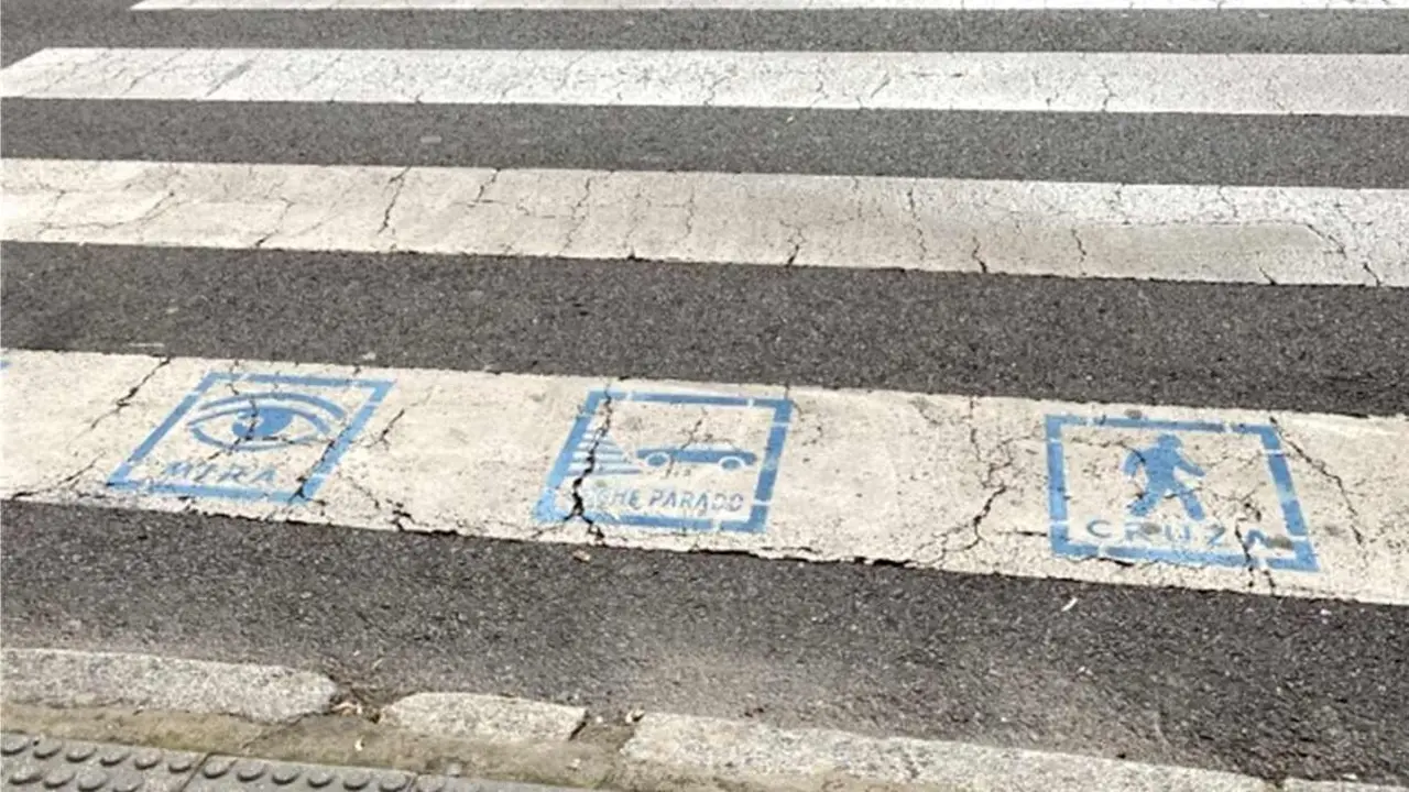 Imagen de los pictoramas visiblemente deteriorados en un paso de peatones de León capital.