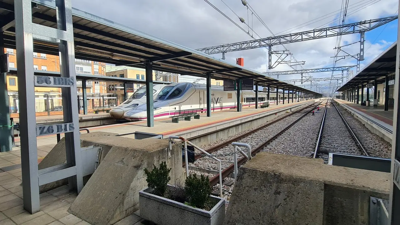Imagen de un tren AVE en la estación de León.