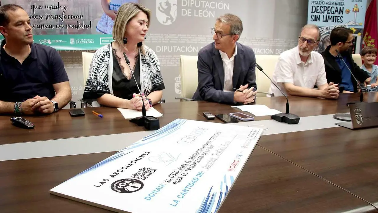 La presidenta de la asociación ‘Por dos pulgares de nada’, Beatriz de Haro, el investigador del Centro de Investigación Sanitaria del Principado de Asturias, Gonzalo Sánchez, y el catedrático de la catedrático de la Universitat de Barcelona, Francesc Ventura, presentan los avances en las investigaciones médicas sobre la Fibrodisplasia Osificante Progresiva junto al diputado Santiago Dorado