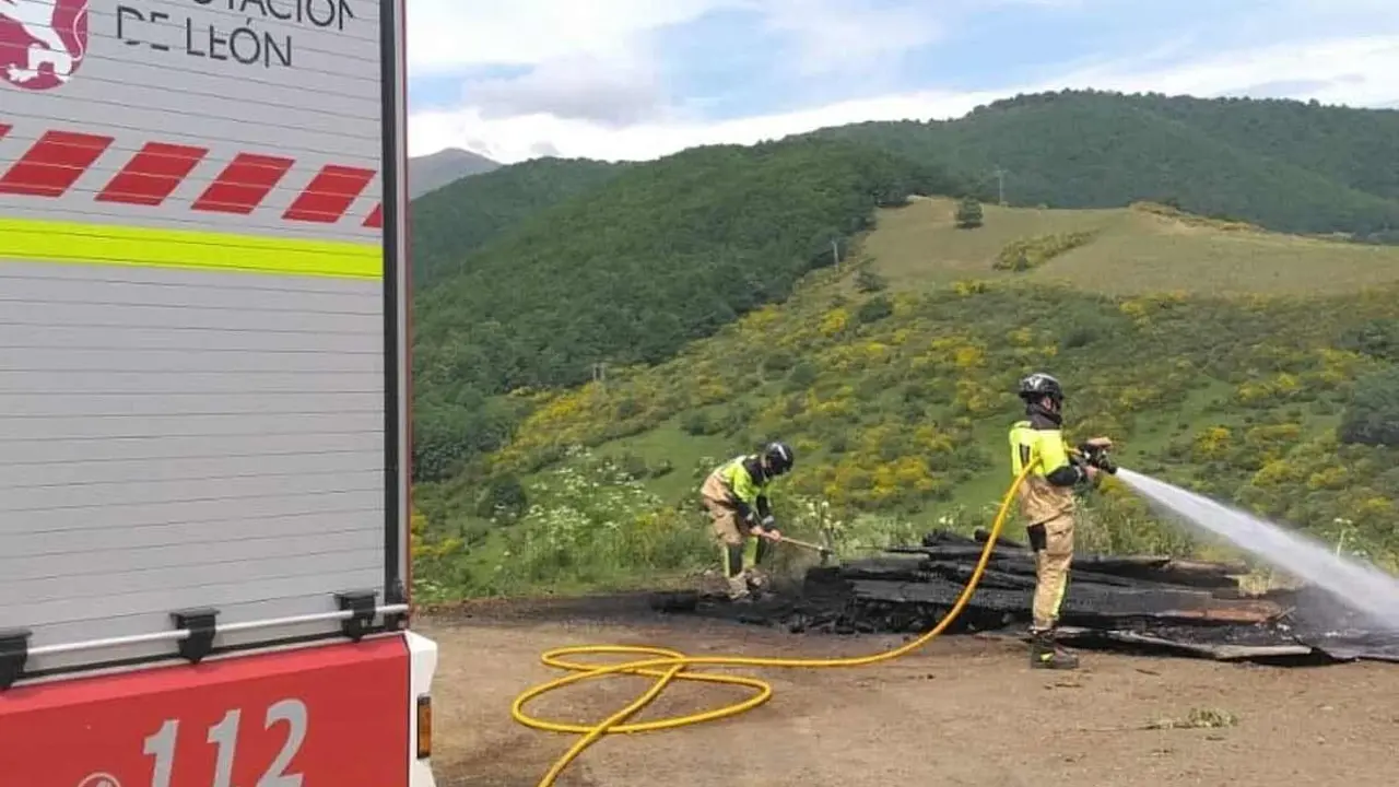 Bomberos del Sepeis en el lugar de la intervención.