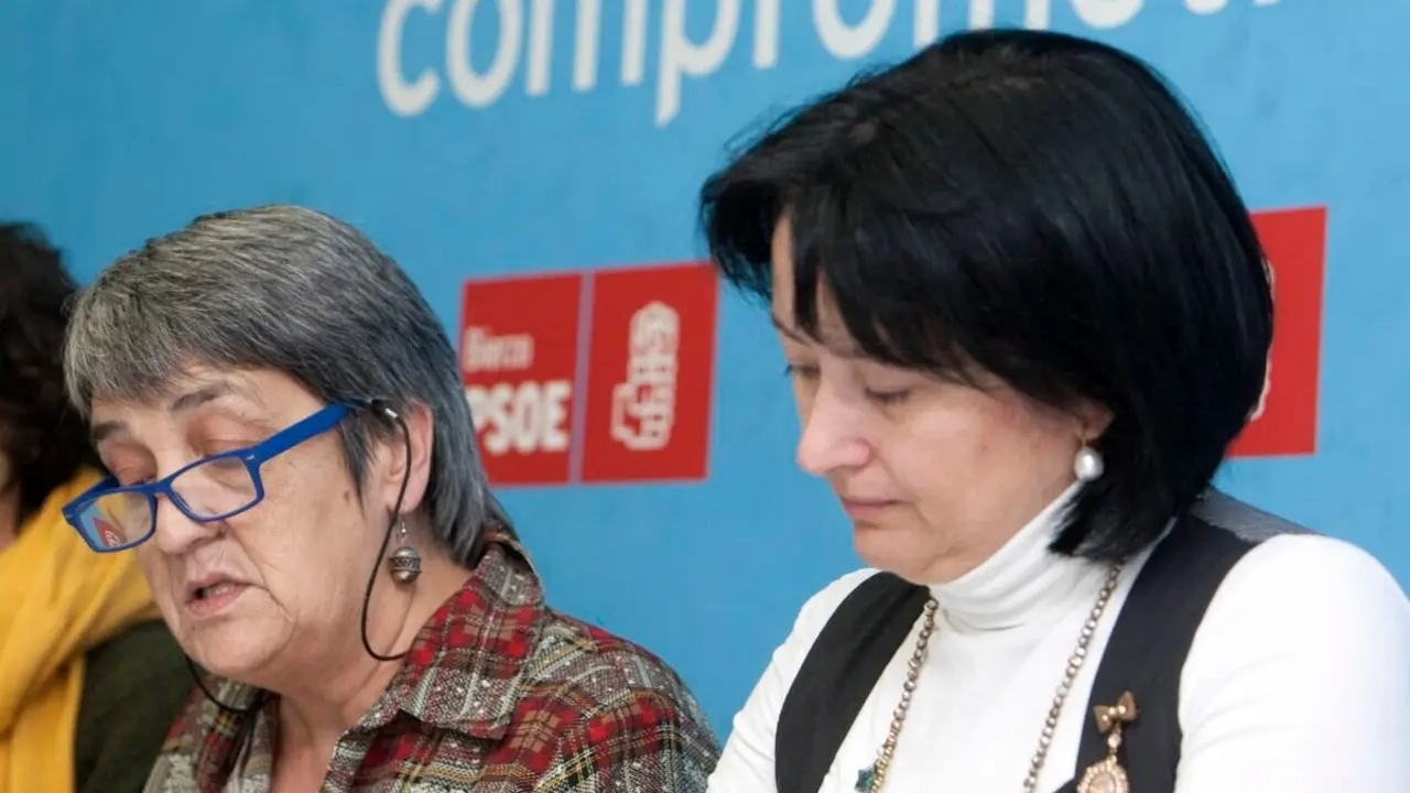 La diputada nacional del PSOE, María Luisa González Santín (I), junto a la secretaria local de Mujer e Igualdad, Saray Arias (I), y la procuradora y candidata a la alcaldía de Ponferrada, Ángela Marqués (D), durante la rueda de prensa de esta mañana en Ponferrada