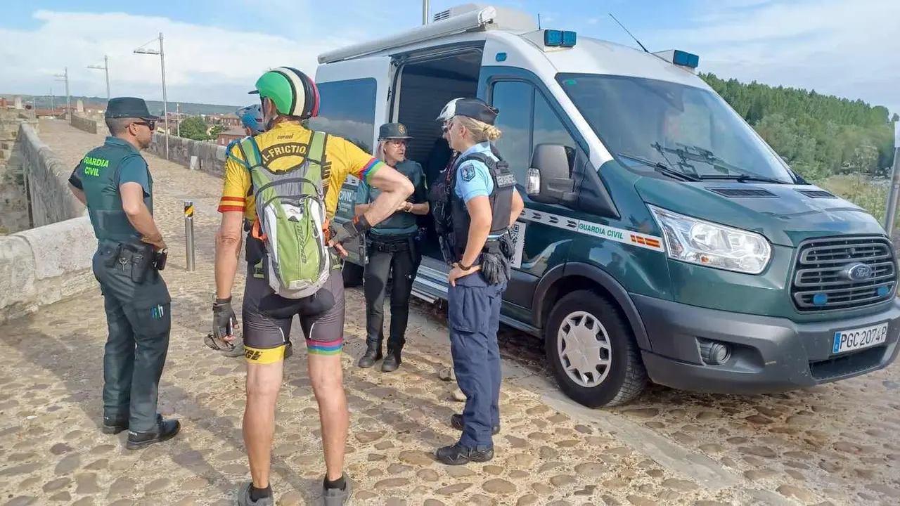 Efectivos de Guardia Civil y Gendarmería francesa durante una patrulla en el Camino.