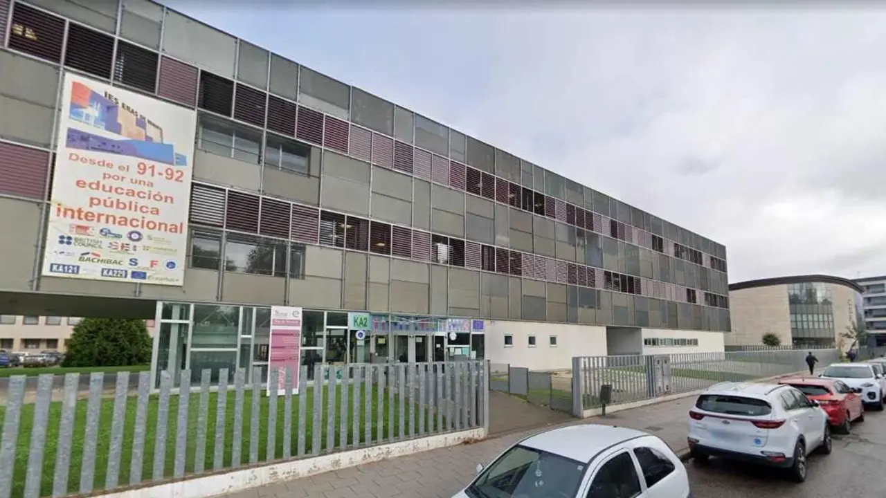 Imagen del IES Eras de Renueva, donde la conmoción es enorme desde la jornada de este jueves.