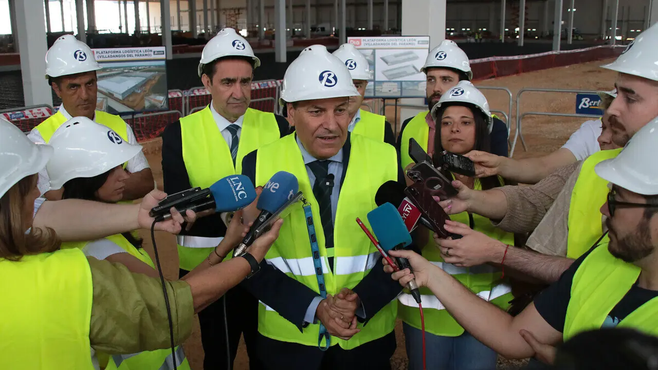 El consejero de Economía y Hacienda y portavoz, Carlos Fernández Carriedo, y el de Medio Ambiente, Vivienda y Ordenación del Territorio, Juan Carlos Suárez-Quiñones Fernández, visitan las obras de construcción del Centro Logístico del grupo DIA