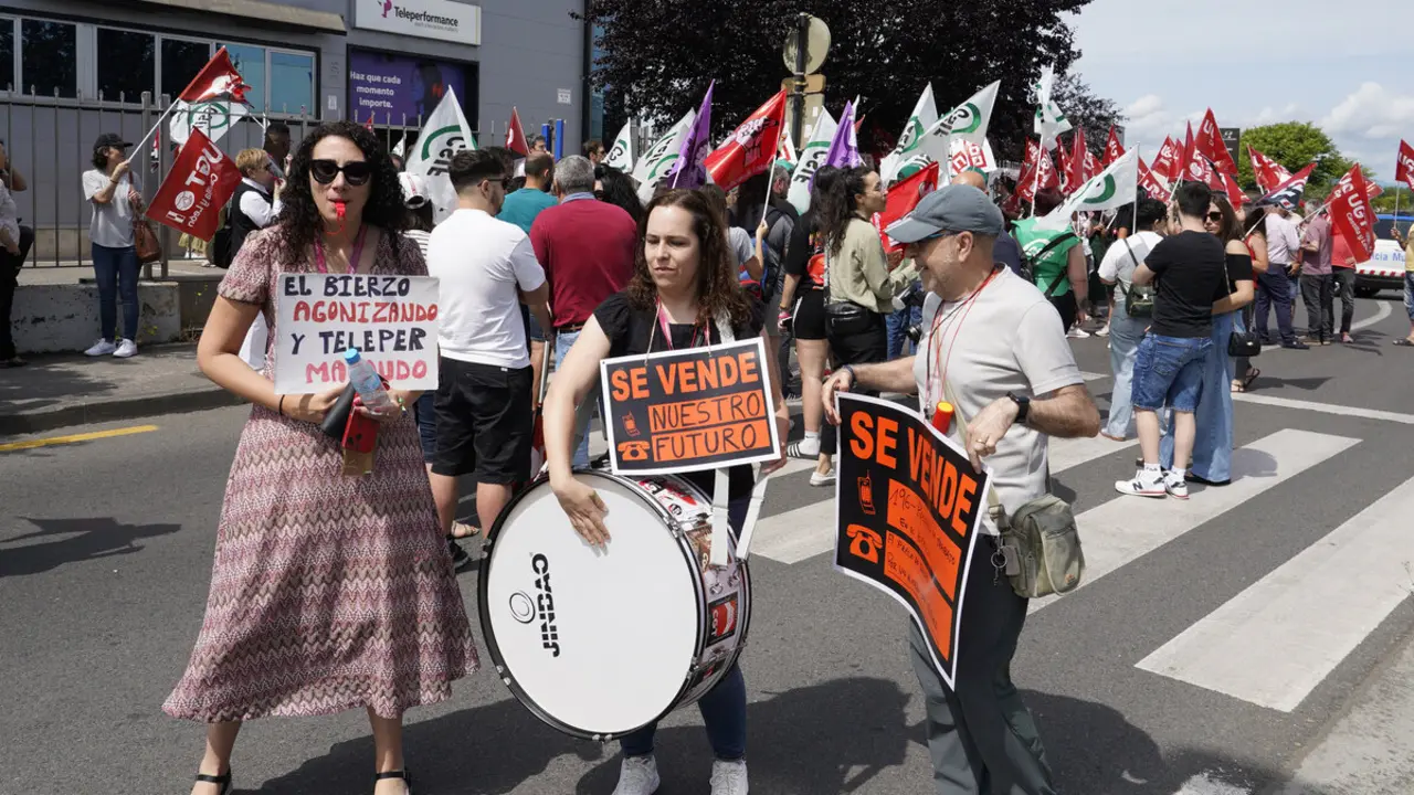 Concentración de los trabajadores de Teleperformance en Ponferrada contra el ERE presentado por la empresa