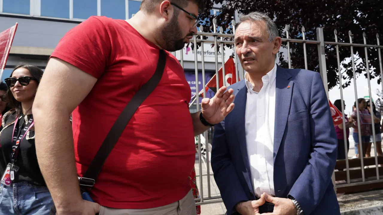 El secretario general del Partido Comunista de España, Enrique Santiago se concentra junto a los trabajadores de Teleperformance en protesta contra el ERE presentado por la empresa