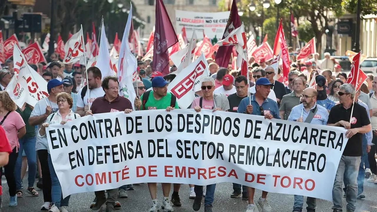 Dos millares de personas recorren León para mostrar su rechazo al cierre de la planta de Azucarera de La Bañeza. (Foto: Peio García)