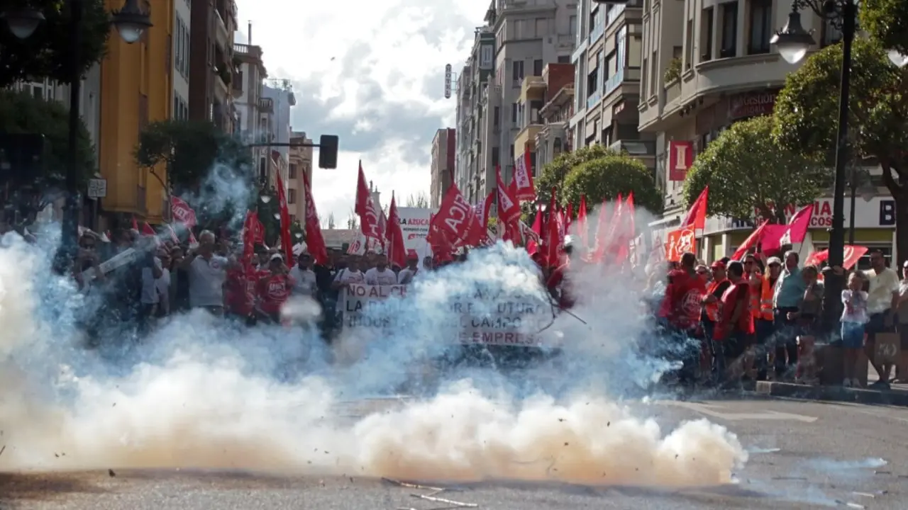 Dos millares de personas recorren León para mostrar su rechazo al cierre de la planta de Azucarera de La Bañeza. Foto: Peio García.